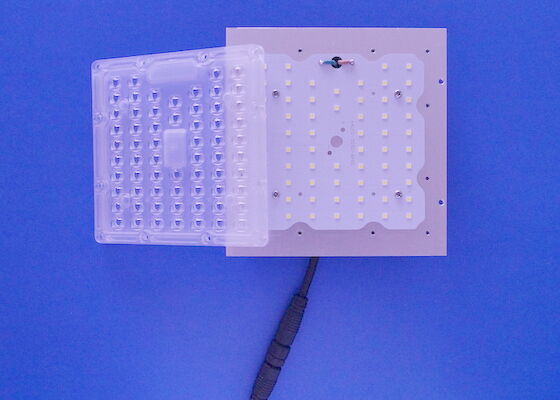 comprare grado 130-140LM/W del modulo 80x150 della lente di matrice del PC di 64LEDs 50W fabbricazione online